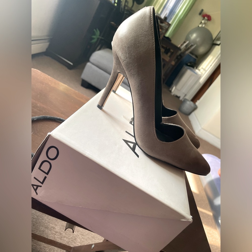 Aldo Zipfel Leather Pointed Heels, size 8, Taupe Color